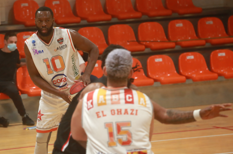 Joueurs de basketball en tenues ELA SPORTS