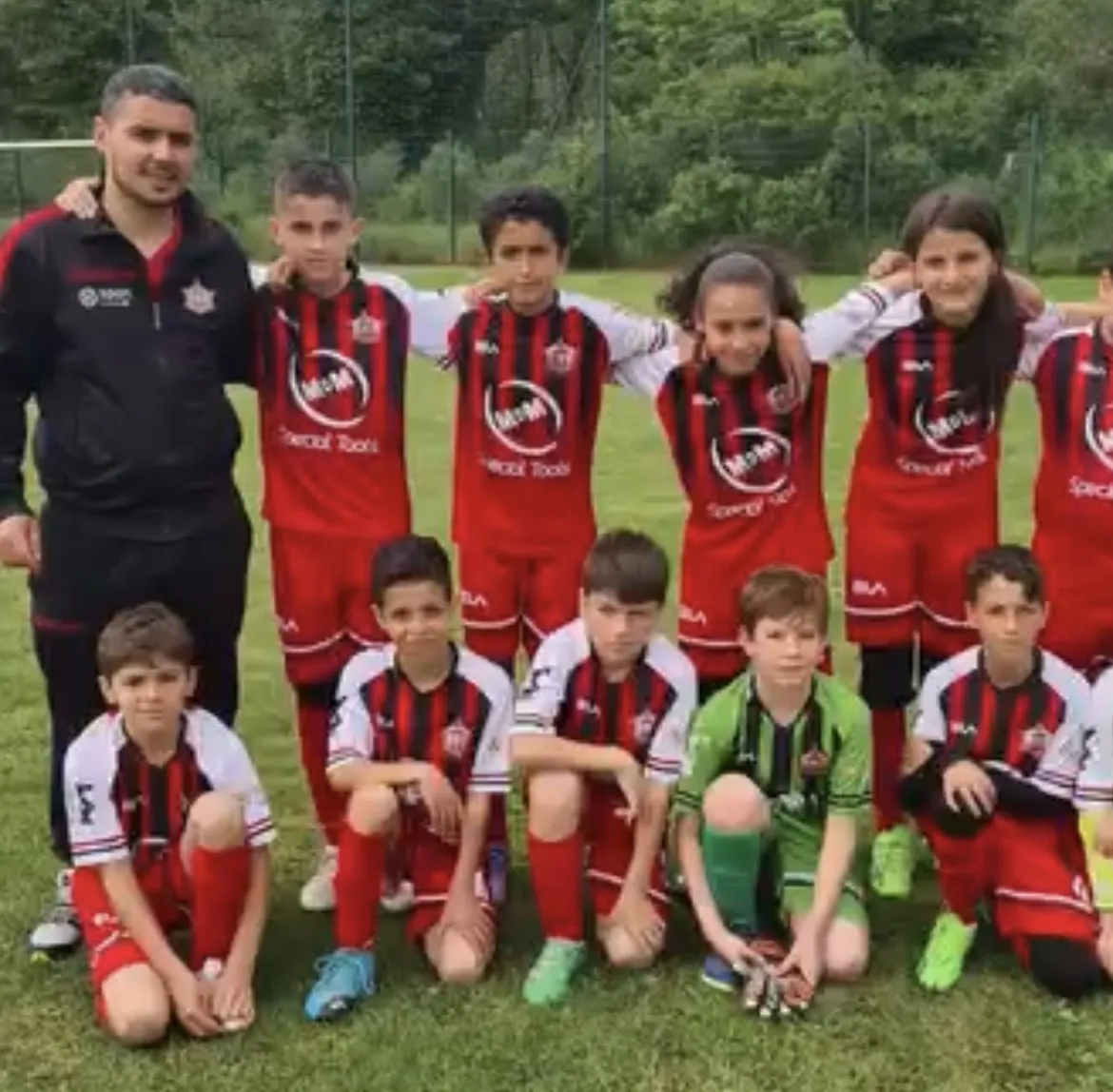 Équipe sportive équipée de tenues ELA SPORTS