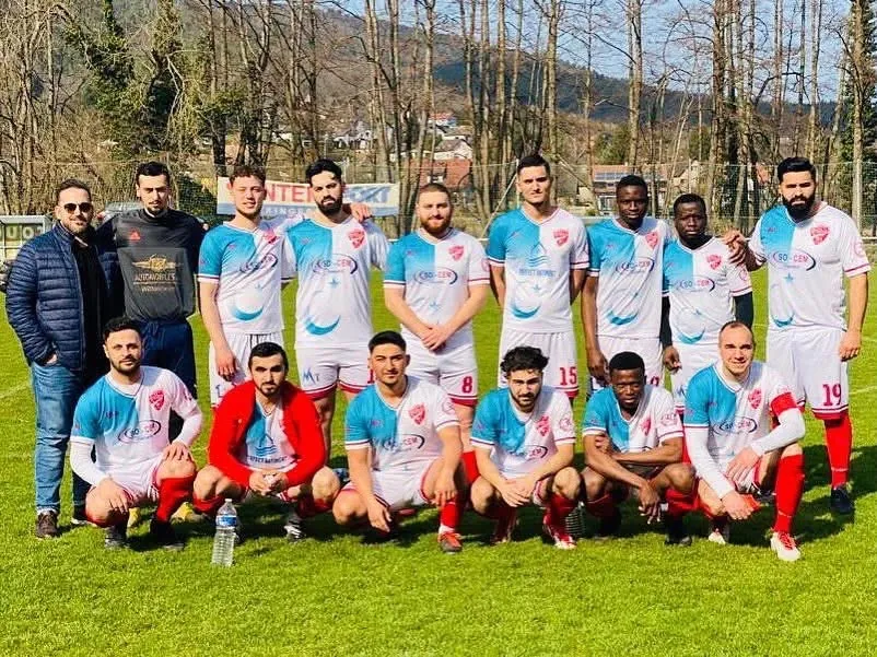 Équipe sportive équipée de tenues ELA SPORTS