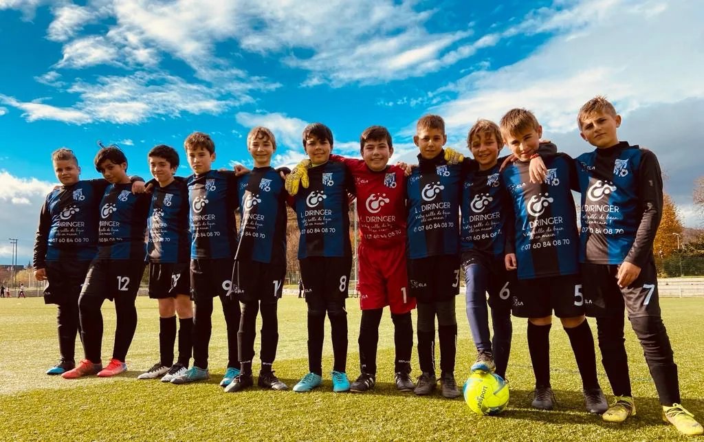 Équipe de jeunes footballeurs en tenues bleues et noires ELA SPORTS