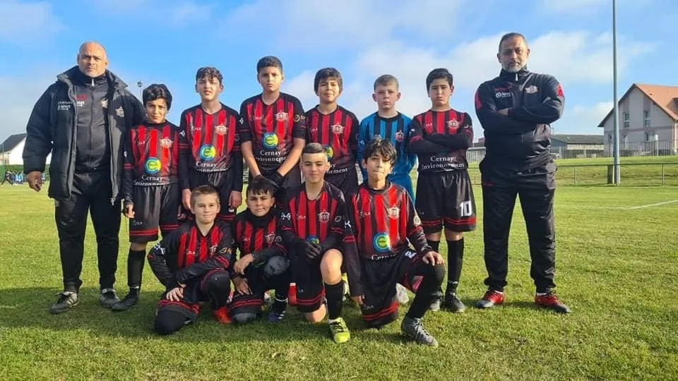 Équipe de jeunes footballeurs en tenues rouges et noires ELA SPORTS